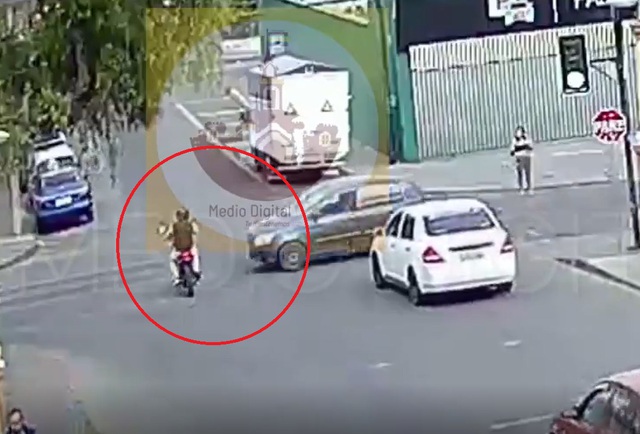 Vừa n&oacute;i lời tạm biệt vợ, người đ&agrave;n &ocirc;ng đi xe m&aacute;y bị &ocirc; t&ocirc; t&ocirc;ng tr&uacute;ng- Ảnh 1.