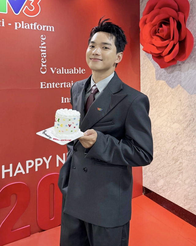Đời thường phong trần, l&atilde;ng tử g&acirc;y sốt của nam MC gen Z của VTV- Ảnh 1.