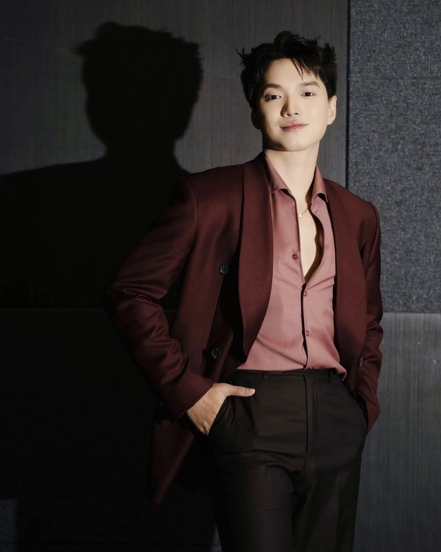 Đời thường phong trần, l&atilde;ng tử g&acirc;y sốt của nam MC gen Z của VTV- Ảnh 5.