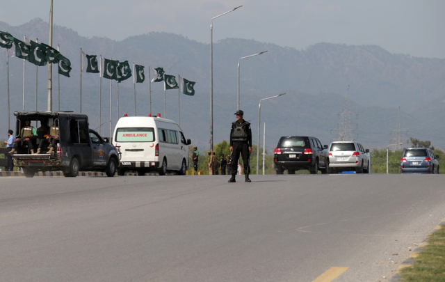 &Ocirc;ng Trump cảnh b&aacute;o rắn, Iran thận trọng - Ảnh 1.