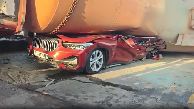 Xe bồn hỏng phanh lật nghi&ecirc;ng, đ&egrave; bẹp xe BMW tại trạm thu ph&iacute;- Ảnh 1.