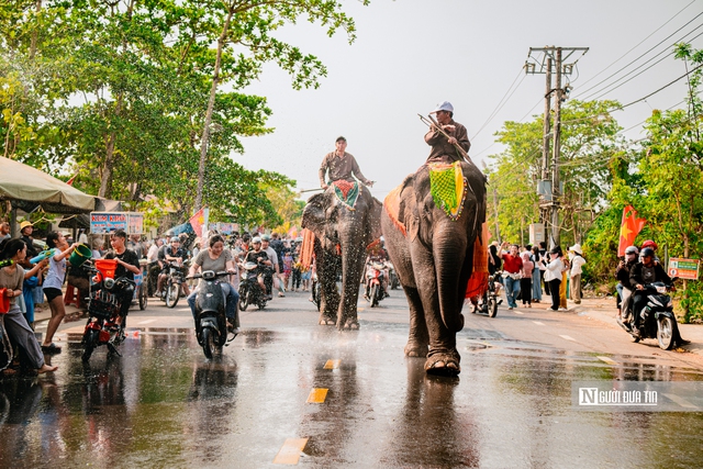 Vui Tết Bunpimay ở Bu&ocirc;n Đ&ocirc;n, gắn kết văn ho&aacute; nơi v&ugrave;ng bi&ecirc;n Việt Nam &ndash; L&agrave;o- Ảnh 3.