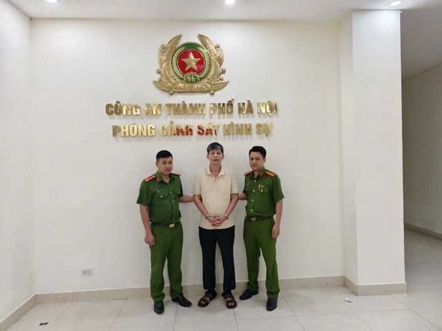 Người đ&agrave;n &ocirc;ng bị khởi tố v&igrave; đỗ &ocirc; t&ocirc; chắn barrier lối v&agrave;o tầng hầm chung cư - Ảnh 1.