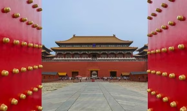 Giải m&atilde; 81 chiếc đinh tr&ograve;n v&agrave;ng "b&iacute; ẩn" tr&ecirc;n cổng Tử Cấm Th&agrave;nh - Ảnh 2.