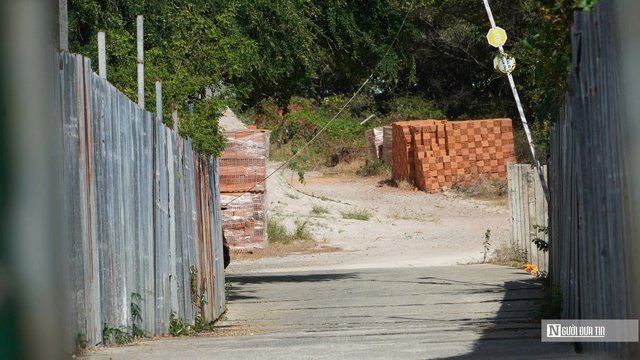 Nh&agrave; ở x&atilde; hội chưa xong, đường v&agrave;o cũng &ldquo;đứng b&aacute;nh&rdquo;, tỉnh L&acirc;m Đồng y&ecirc;u cầu xử l&yacute; dứt điểm- Ảnh 1.