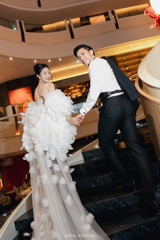 Chuyện g&igrave; xảy ra khi "s&oacute;ng gi&oacute;" bủa v&acirc;y cặp đ&ocirc;i hot nhất, nh&igrave; l&agrave;ng b&oacute;ng đ&aacute;? - Ảnh 3.