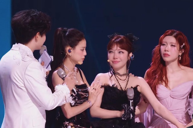 Ca sĩ Trang Ph&aacute;p kh&oacute;c nấc khi thua "sốc" ở Đạp Gi&oacute; Trung Quốc - Ảnh 1.