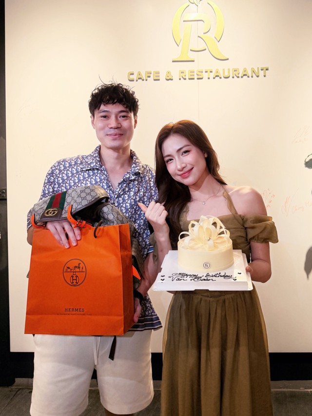 Ca sĩ H&ograve;a Minzy tặng Văn To&agrave;n ba l&ocirc; gi&aacute; trị cả ngh&igrave;n USD - Ảnh 2.