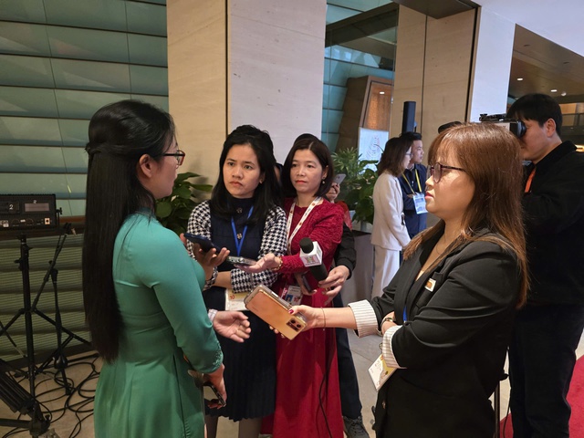 Giữ vững "ngọn đ&egrave;n" của sự thật- Ảnh 2.