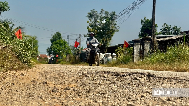 Quảng Ngãi: Đường liên xã xuống cấp nhiều năm, cản trở lưu thông và sản xuất- Ảnh 3. Quảng Ngãi: Đường liên xã xuống cấp nhiều năm, cản trở lưu thông và sản xuất- Ảnh 3.