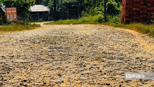Quảng Ngãi: Đường liên xã xuống cấp nhiều năm, cản trở lưu thông và sản xuất- Ảnh 4. Quảng Ngãi: Đường liên xã xuống cấp nhiều năm, cản trở lưu thông và sản xuất- Ảnh 4.