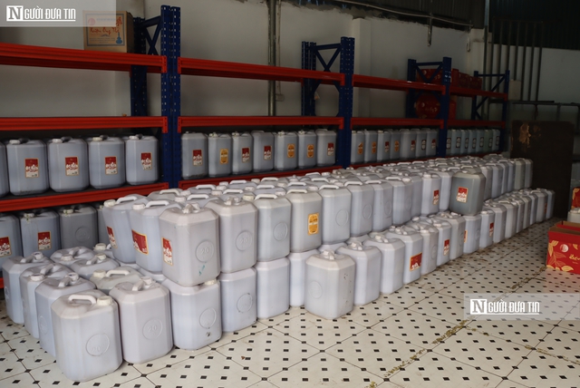 Cận cảnh kho chứa gần 9.000 l&iacute;t rượu c&oacute; dấu hiệu vi phạm tại H&agrave; Nội- Ảnh 2.