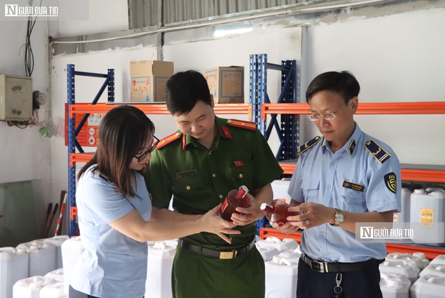 Cận cảnh kho chứa gần 9.000 l&iacute;t rượu c&oacute; dấu hiệu vi phạm tại H&agrave; Nội- Ảnh 3.