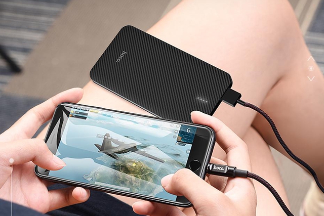 Th&oacute;i quen d&ugrave;ng sạc dự ph&ograve;ng nhiều người mắc phải, &acirc;m thầm &ldquo;b&agrave;o m&ograve;n&rdquo; điện thoại - Ảnh 1.