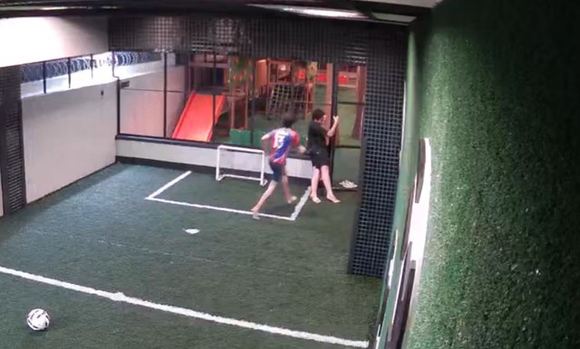 Nam thiếu ni&ecirc;n cứu bạn bị điện giật tr&ecirc;n s&acirc;n b&oacute;ng v&agrave; c&aacute;i kết - Ảnh 1.