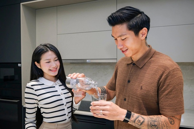 Chuyện g&igrave; xảy ra khi "s&oacute;ng gi&oacute;" bủa v&acirc;y cặp đ&ocirc;i hot nhất, nh&igrave; l&agrave;ng b&oacute;ng đ&aacute;? - Ảnh 5.