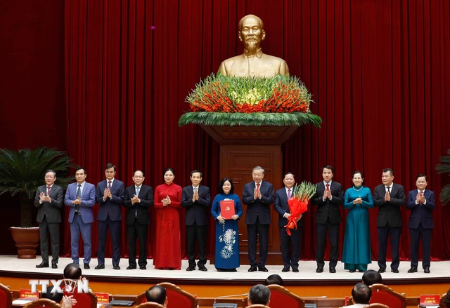 Tổng B&iacute; thư, Chủ tịch nước trao c&aacute;c quyết định của Bộ Ch&iacute;nh trị về c&ocirc;ng t&aacute;c c&aacute;n bộ- Ảnh 3.