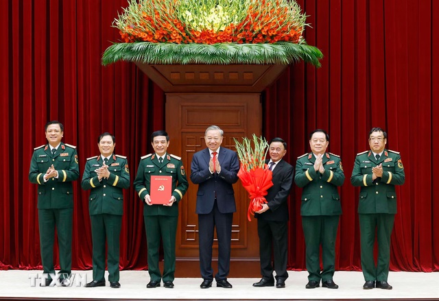 Tổng B&iacute; thư, Chủ tịch nước trao c&aacute;c quyết định của Bộ Ch&iacute;nh trị về c&ocirc;ng t&aacute;c c&aacute;n bộ- Ảnh 1.