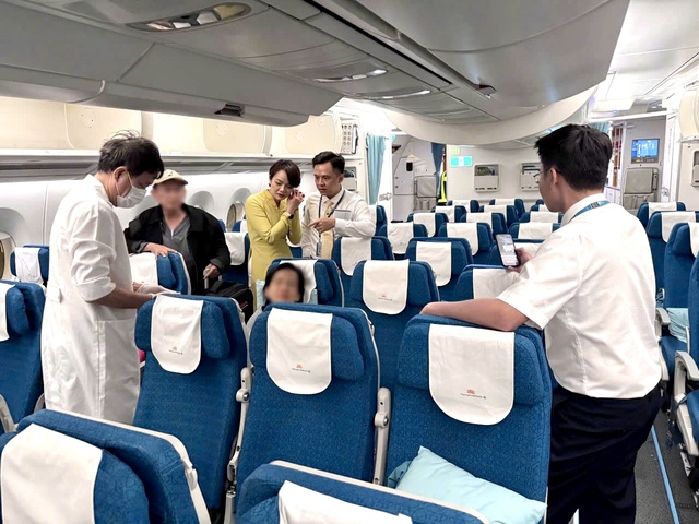 H&agrave;nh kh&aacute;ch bất tỉnh giữa chuyến bay từ Mỹ về, tổ bay Vietnam Airlines xử l&yacute; &ldquo;c&acirc;n n&atilde;o&rdquo; cứu người kịp thời - Ảnh 1.
