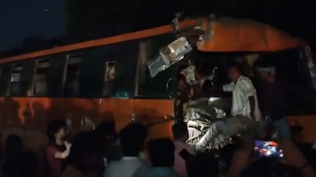 Xe bu&yacute;t t&ocirc;ng trực diện xe b&aacute;n tải, 13 người tử vong thương t&acirc;m - Ảnh 1.