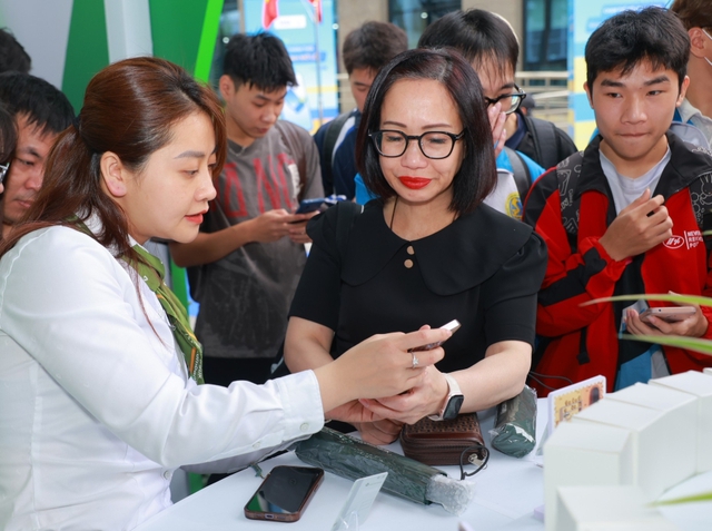 Ngân hàng trong không gian đô thị: Khi thanh toán trở thành “hạ tầng vô hình” của đời sống - Ảnh 1.