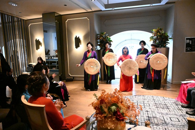 Phu nh&acirc;n Chủ tịch Quốc hội thưởng thức d&acirc;n ca quan họ do sinh vi&ecirc;n Italia biểu diễn- Ảnh 1.