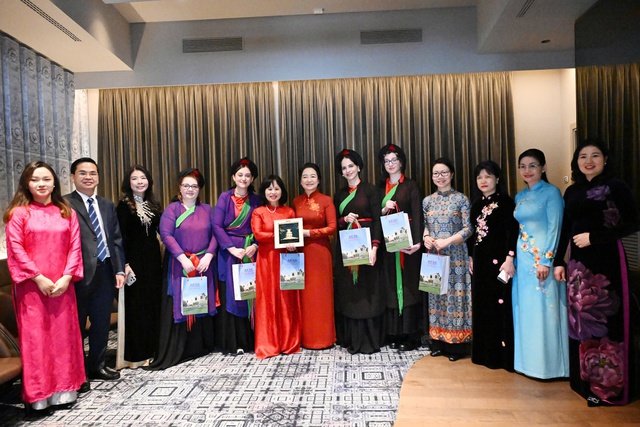 Phu nh&acirc;n Chủ tịch Quốc hội thưởng thức d&acirc;n ca quan họ do sinh vi&ecirc;n Italia biểu diễn- Ảnh 3.