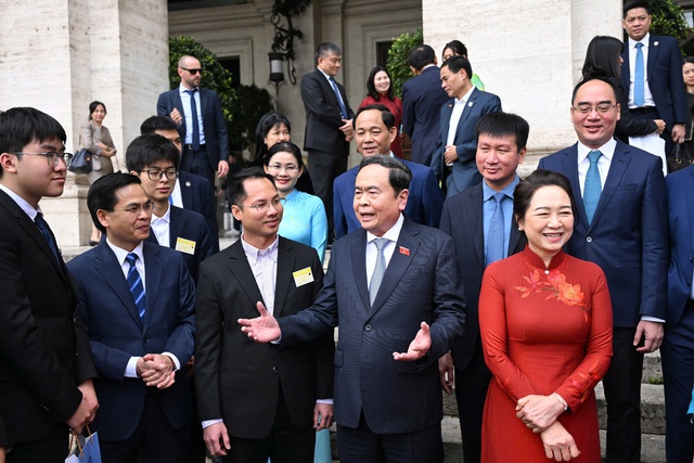 Chủ tịch Quốc hội th&ocirc;ng tin về t&igrave;nh h&igrave;nh Việt Nam với kiều b&agrave;o tại Italia - Ảnh 1.