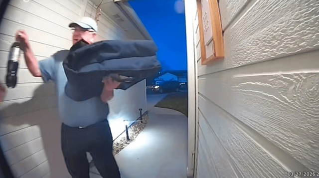 Nam shipper được kh&aacute;ch "bo" hơn 1 tỷ đồng nhờ h&agrave;nh động cực đơn giản - Ảnh 1.