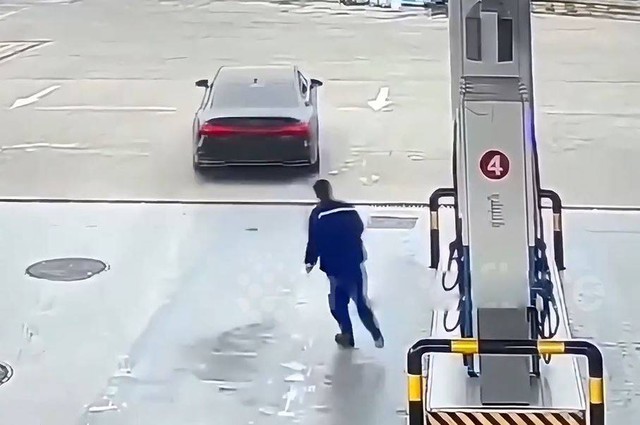 Tài xế xe Audi vào trạm xăng đổ đầy bình rồi lái xe bỏ chạy - Ảnh 1.