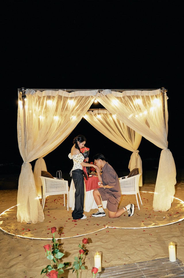 Cầu thủ Vũ Văn Thanh g&acirc;y sốt với m&agrave;n cầu h&ocirc;n bạn g&aacute;i - Ảnh 1.