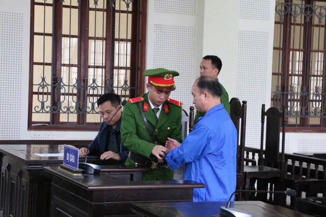 Sự cô độc của ông bố 7 đứa con ngày hầu toà và độc chiêu giấu ma túy trong nội y- Ảnh 2. Sự cô độc của ông bố 7 đứa con ngày hầu toà và độc chiêu giấu ma túy trong nội y- Ảnh 2.