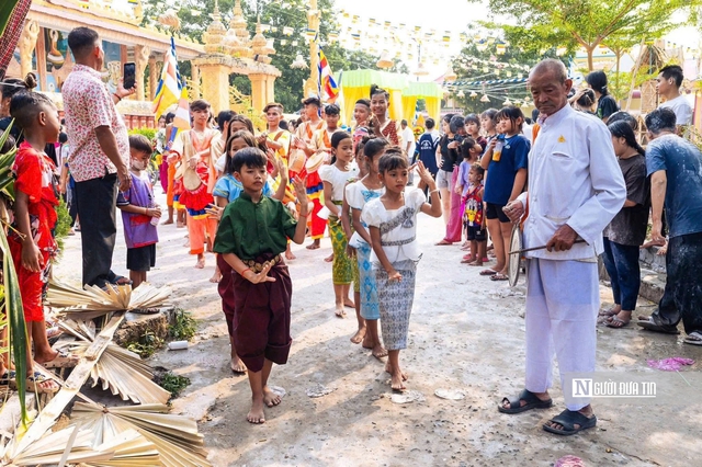Rộn r&agrave;ng Tết Chol Chnam Thmay: Phum s&oacute;c Khmer &ldquo;bừng sắc&rdquo; đ&oacute;n năm mới - Ảnh 4.