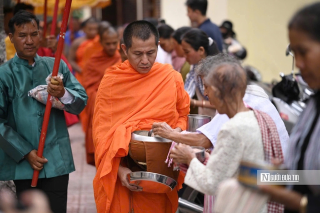 Rộn r&agrave;ng Tết Chol Chnam Thmay: Phum s&oacute;c Khmer &ldquo;bừng sắc&rdquo; đ&oacute;n năm mới - Ảnh 9.
