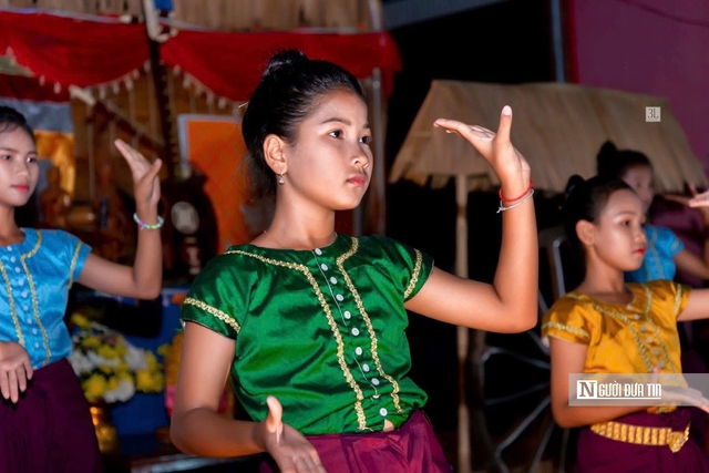 Rộn r&agrave;ng Tết Chol Chnam Thmay: Phum s&oacute;c Khmer &ldquo;bừng sắc&rdquo; đ&oacute;n năm mới - Ảnh 13.