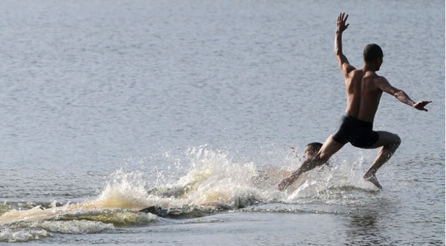 Kỳ t&iacute;ch g&acirc;y chấn động của nh&agrave; sư &ldquo;khinh c&ocirc;ng&rdquo; tr&ecirc;n mặt nước  - Ảnh 1.