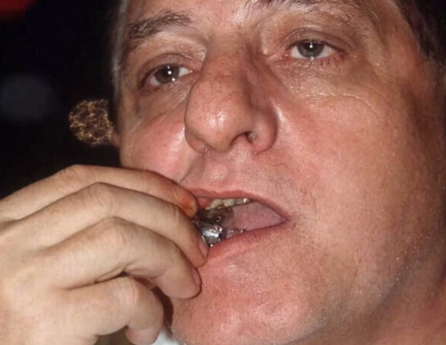 Người đ&agrave;n &ocirc;ng ăn cả m&aacute;y bay: Dị nh&acirc;n &ldquo;Ng&agrave;i Ăn Tuốt&rdquo; khiến thế giới r&ugrave;ng m&igrave;nh - Ảnh 2.