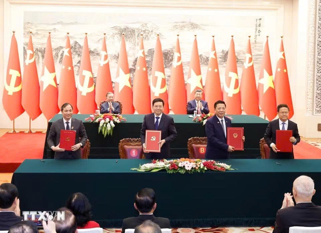 Việt Nam v&agrave; Trung Quốc k&yacute; kết nhiều văn kiện hợp t&aacute;c - Ảnh 1.