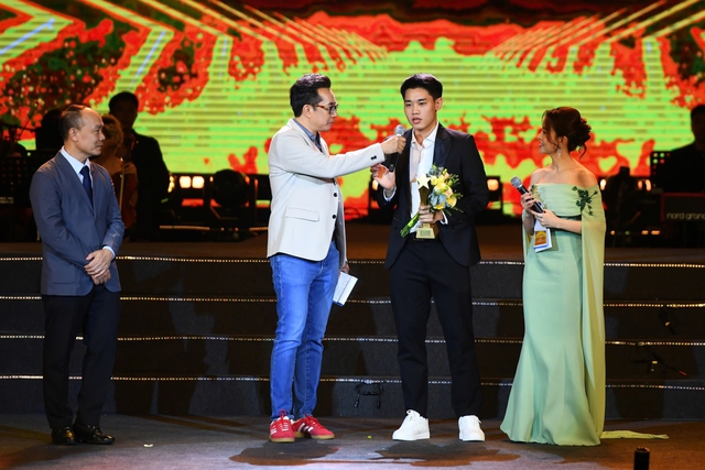 Tiền đạo Nguyễn Đ&igrave;nh Bắc được vinh danh l&agrave; "Gương mặt trẻ Thể thao của năm" - Ảnh 2.