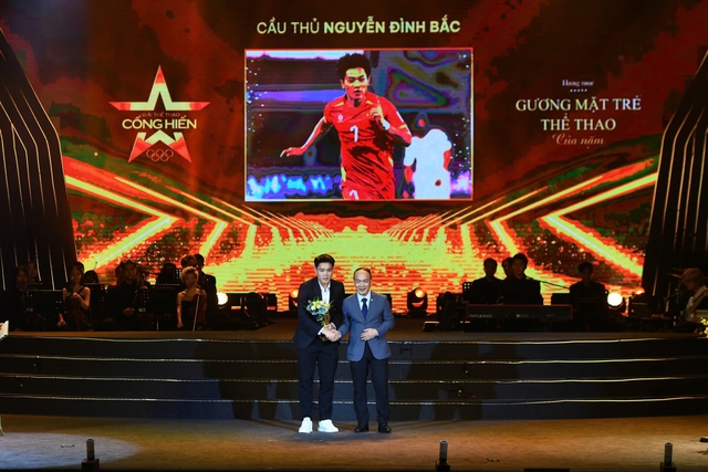Tiền đạo Nguyễn Đ&igrave;nh Bắc được vinh danh l&agrave; "Gương mặt trẻ Thể thao của năm" - Ảnh 1.