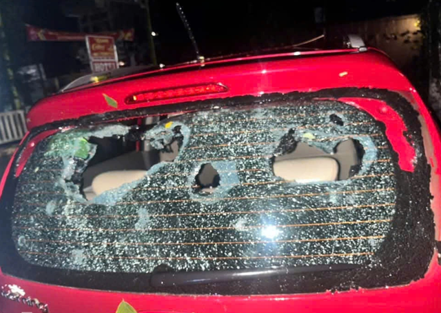 Mưa đ&aacute; giữa đ&ecirc;m ở L&agrave;o Cai: Hạt to như ch&eacute;n giội xuống, nh&agrave; cửa thủng lỗ chỗ - Ảnh 1.