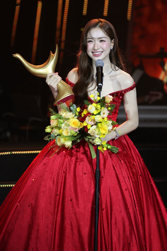 Tiền đạo Nguyễn Đ&igrave;nh Bắc được vinh danh l&agrave; "Gương mặt trẻ Thể thao của năm" - Ảnh 3.