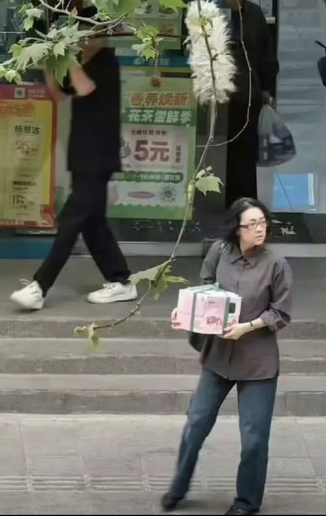 "Đại hoa quyền lực v&agrave; sang trọng bậc nhất của Cbiz" g&acirc;y sốc với ngoại h&igrave;nh kh&aacute;c lạ - Ảnh 1.