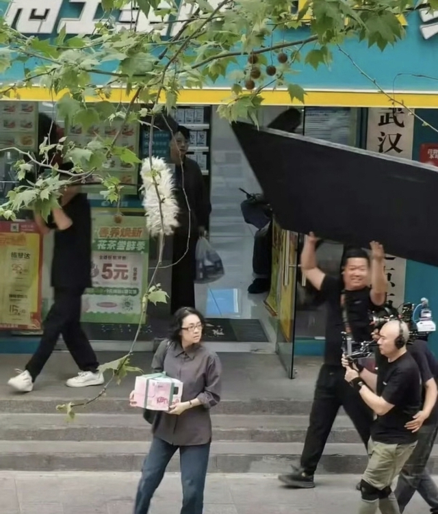 "Đại hoa quyền lực v&agrave; sang trọng bậc nhất của Cbiz" g&acirc;y sốc với ngoại h&igrave;nh kh&aacute;c lạ - Ảnh 2.