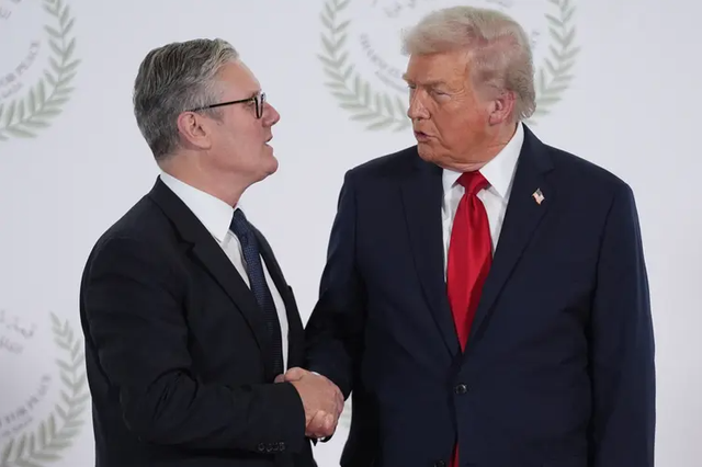 &Ocirc;ng Trump đe dọa x&eacute; bỏ thỏa thuận thương mại với Anh, &ocirc;ng Starmer phản ứng cứng rắn - Ảnh 1.