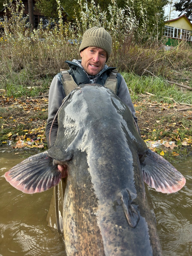 Ngư d&acirc;n c&acirc;u được con c&aacute; tr&ecirc; khổng lồ d&agrave;i 2,5 m&eacute;t tr&ecirc;n s&ocirc;ng- Ảnh 2.