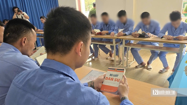 Đọc s&aacute;ch, trang bị kiến thức ph&aacute;p luật cho người lầm lỡ theo "n&agrave;ng ti&ecirc;n n&acirc;u"- Ảnh 1.