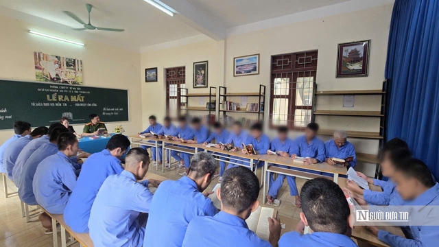 Đọc s&aacute;ch, trang bị kiến thức ph&aacute;p luật cho người lầm lỡ theo "n&agrave;ng ti&ecirc;n n&acirc;u"- Ảnh 2.