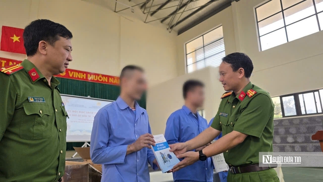 Đọc s&aacute;ch, trang bị kiến thức ph&aacute;p luật cho người lầm lỡ theo "n&agrave;ng ti&ecirc;n n&acirc;u"- Ảnh 7.