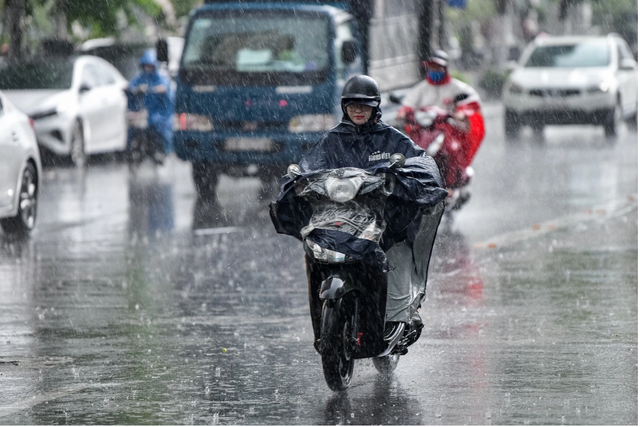 Dự b&aacute;o thời tiết 20/4: Miền Bắc mưa d&ocirc;ng, lốc s&eacute;t, nguy cơ lũ qu&eacute;t v&agrave; sạt lở đất gia tăng- Ảnh 1.